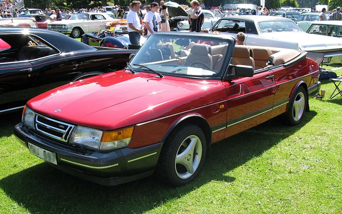 Saab 900